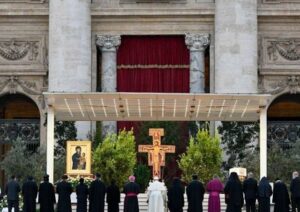 Pápež pri ekumenickej vigílii na Námestí sv. Petra: Boh hovorí v tichu