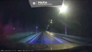 ZÁBERY AKO Z AKČNÉHO FILMU: POLICAJTI PRENASLEDOVALI UNIKAJÚCE AUTO CEZ TRI  ŠTÁTY